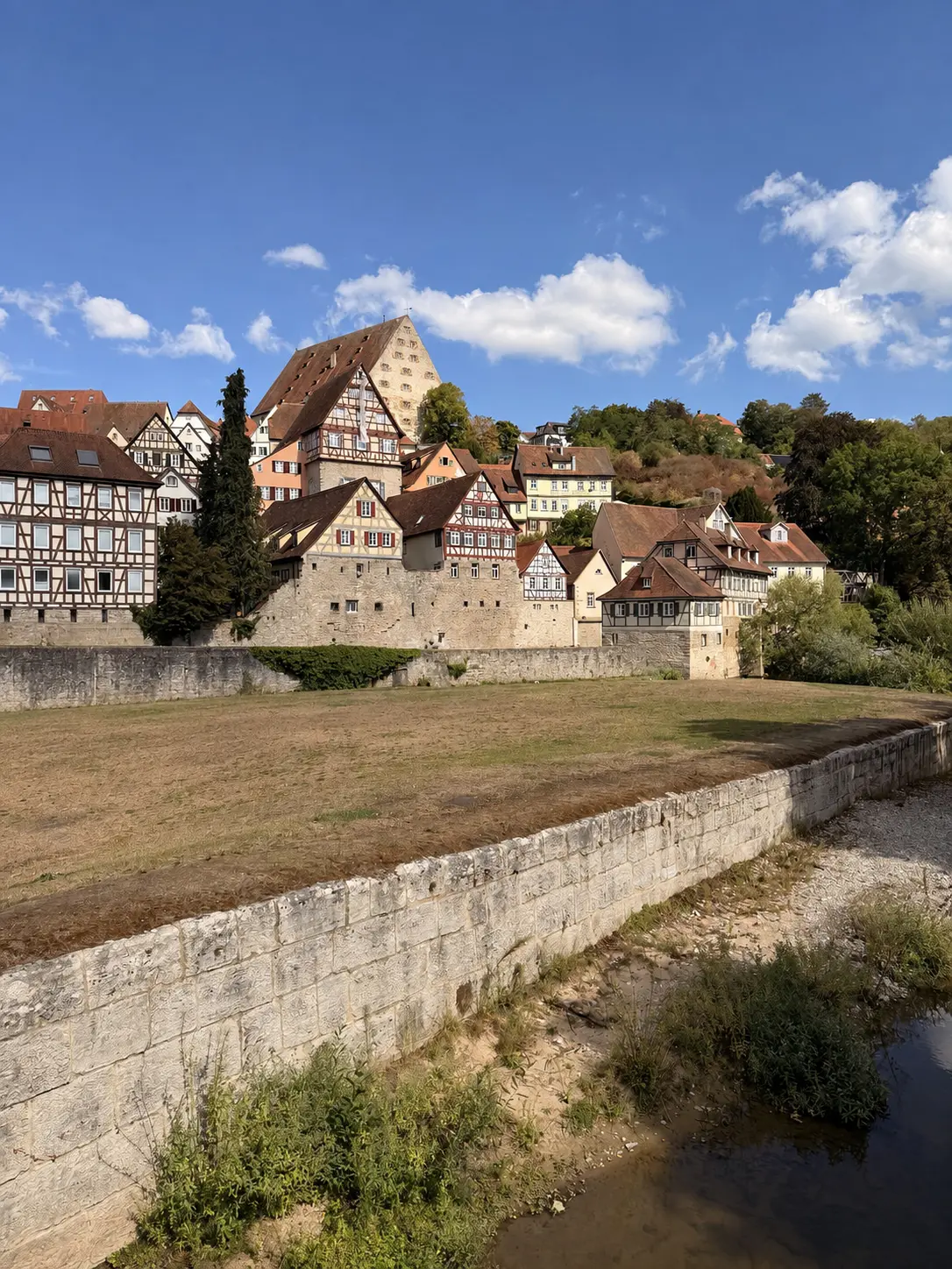 Fachwerkhäuser und historische Stadtmauer in Schwäbisch Hall